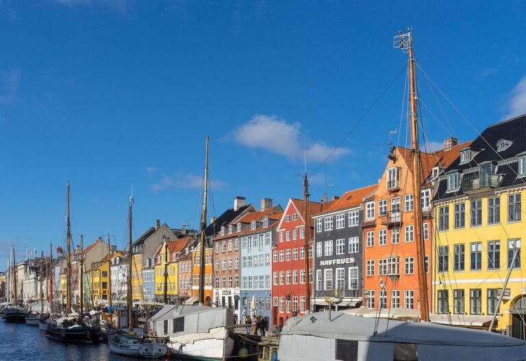 Façades colorées et voiliers du canal de Nyhavn à Copenhague.