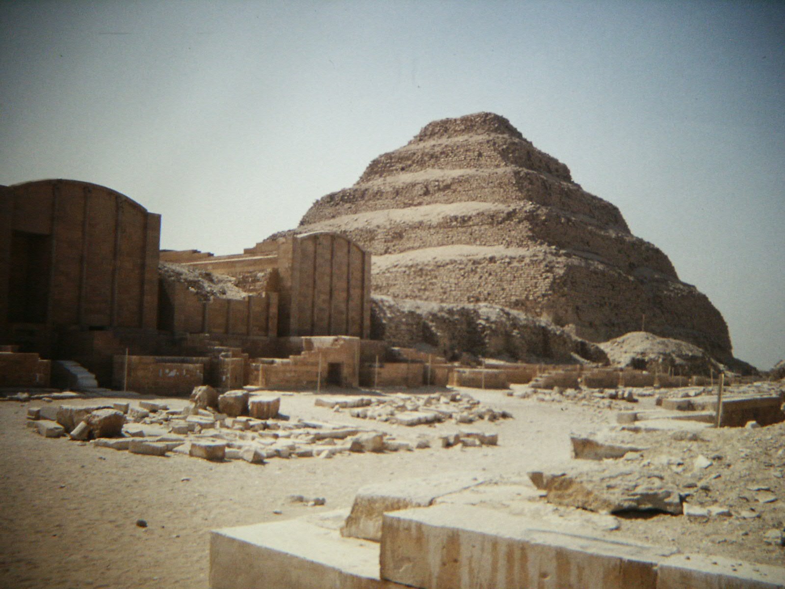 Pyramide à degrés de Djéser et vestiges de son complexe funéraire à Saqqara.