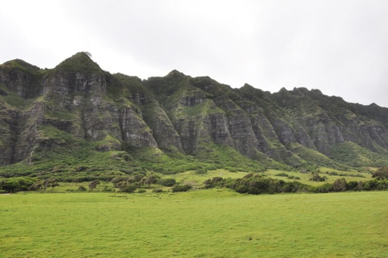 Crêtes escarpées couvertes de végétation au-dessus de la prairie de Kualoa, sur Oʻahu.