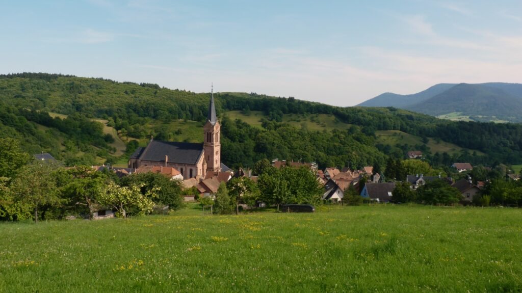 Village de Breitenbach et collines boisées en juillet 2011, vue du village et non de l’hôtel 48° Nord