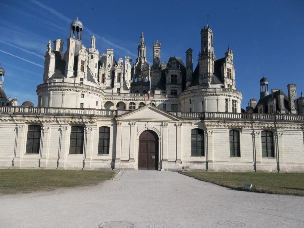 La façade et les toitures du château de Chambord sous un ciel bleu