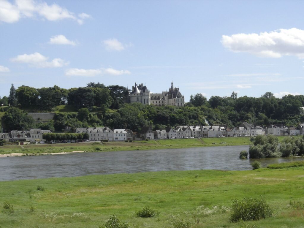 Le château et le village de Chaumont-sur-Loire vus depuis l’autre rive de la Loire, en juillet 2007