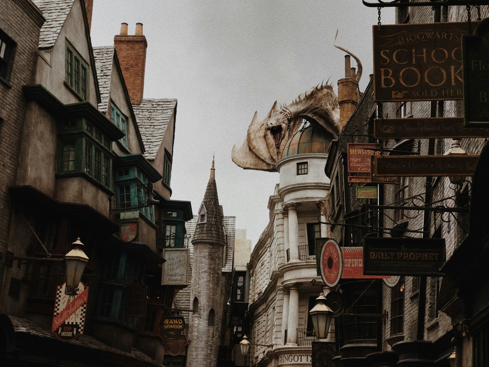 Dragon perché au-dessus de Diagon Alley, The Wizarding World of Harry Potter à Universal Orlando.