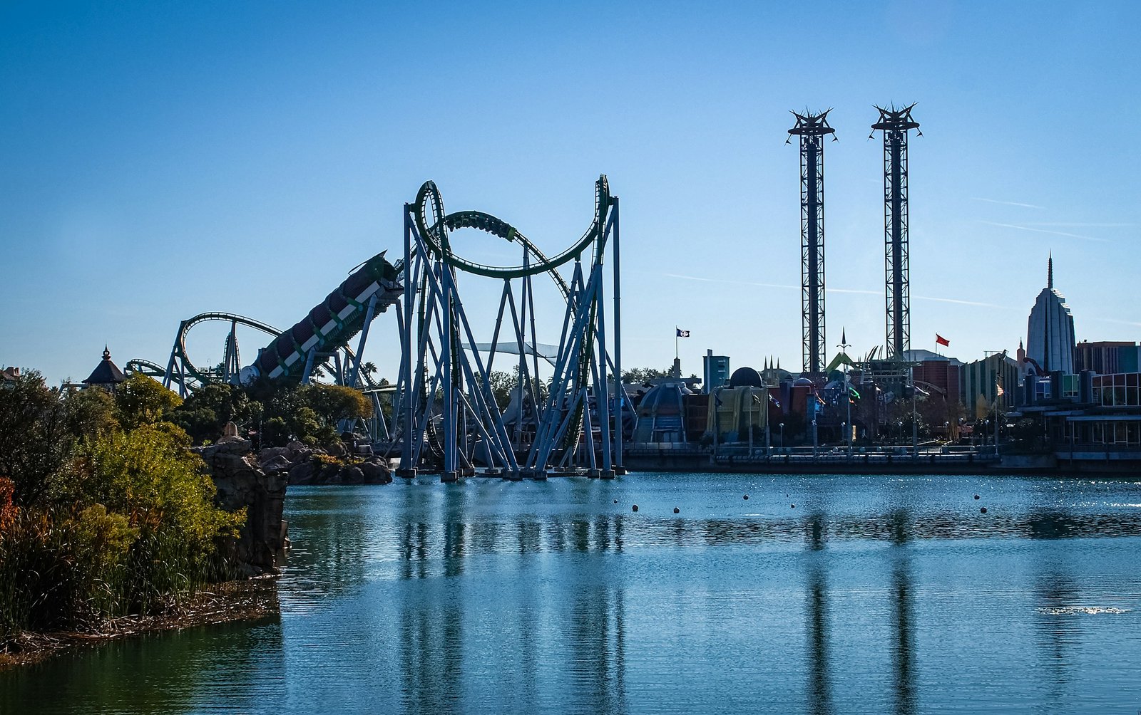 The Incredible Hulk Coaster, vu de loin à Islands of Adventure, Orlando.