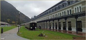 La façade restaurée de l’ancienne gare de Canfranc, avec un wagon devant le bâtiment