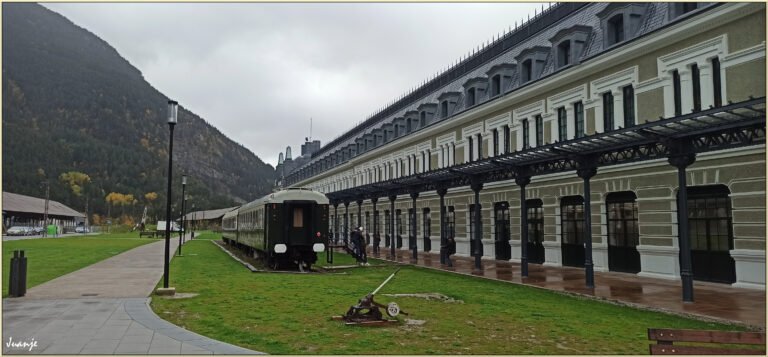 La façade restaurée de l’ancienne gare de Canfranc, avec un wagon devant le bâtiment