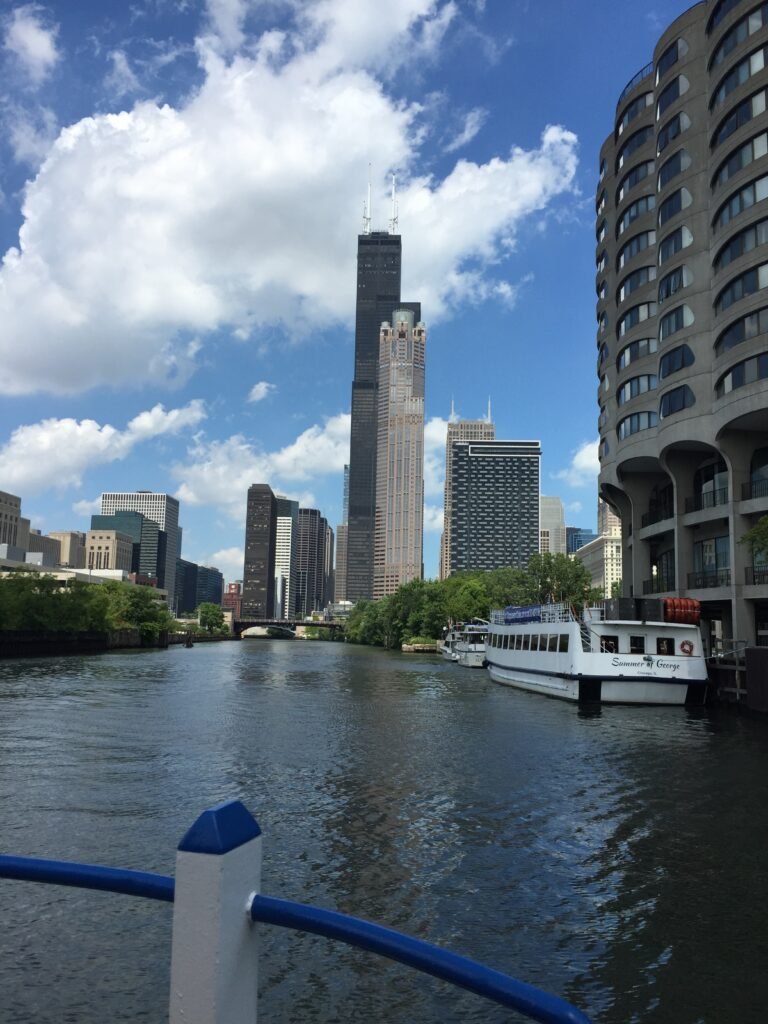 La rivière de Chicago et ses gratte-ciel vus depuis un bateau