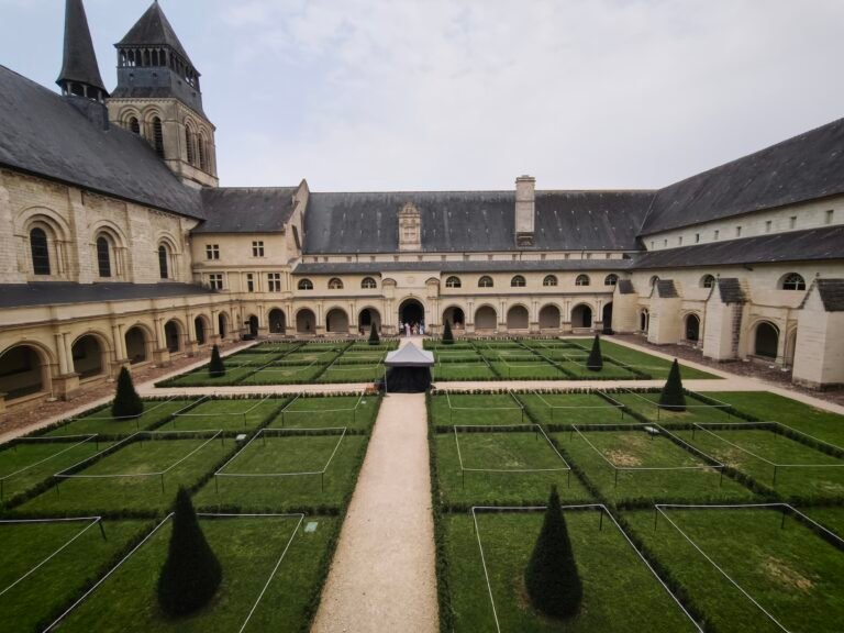 Le cloître et les jardins de l’abbaye de Fontevraud