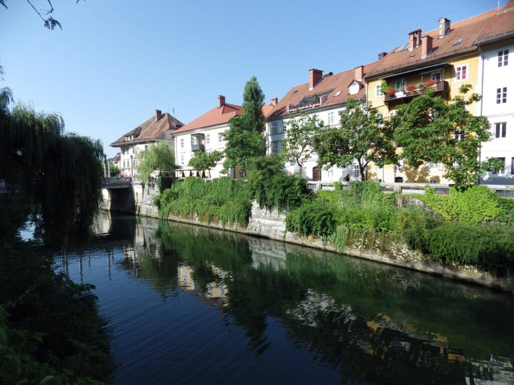 Les façades et les rives de la Ljubljanica dans le centre de Ljubljana