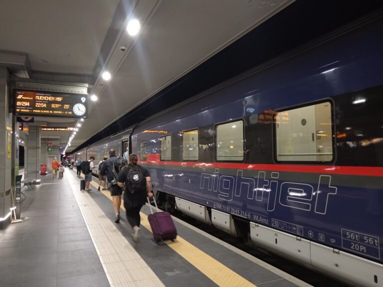Un train de nuit ÖBB Nightjet à quai à Bologne