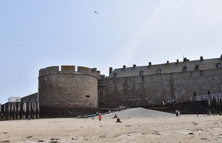 Les remparts de Saint-Malo et la plage de l’Éventail