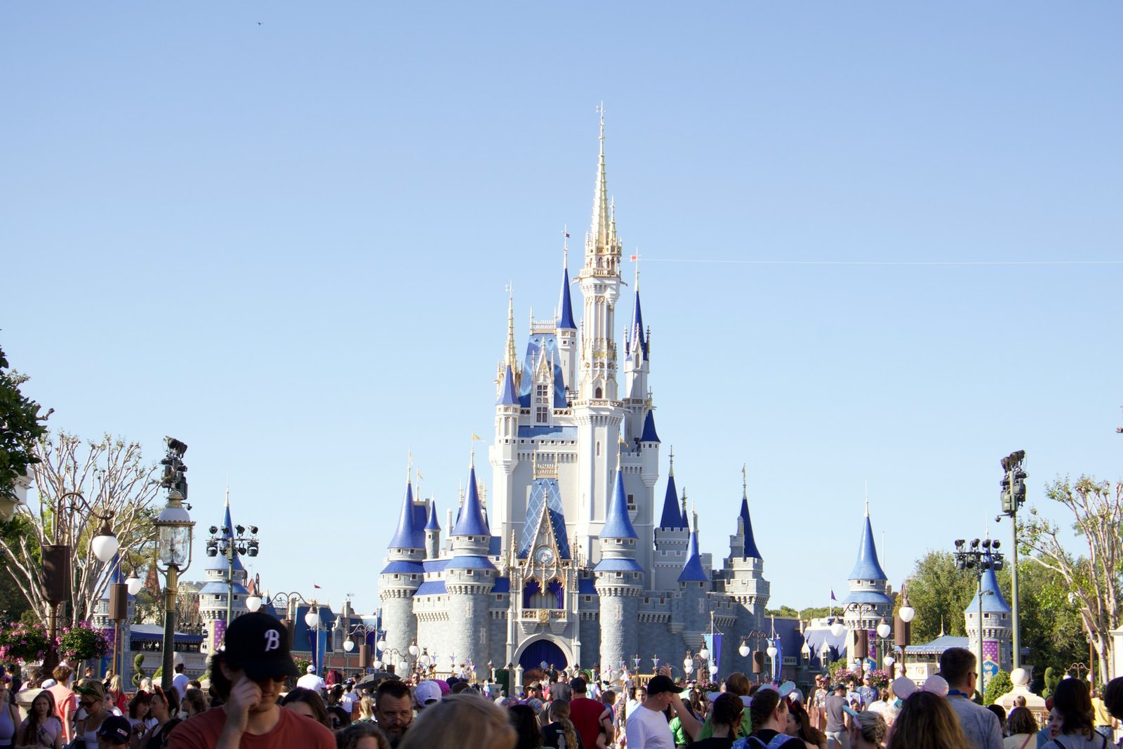 Château de Cendrillon et visiteurs à Magic Kingdom, Walt Disney World Resort.