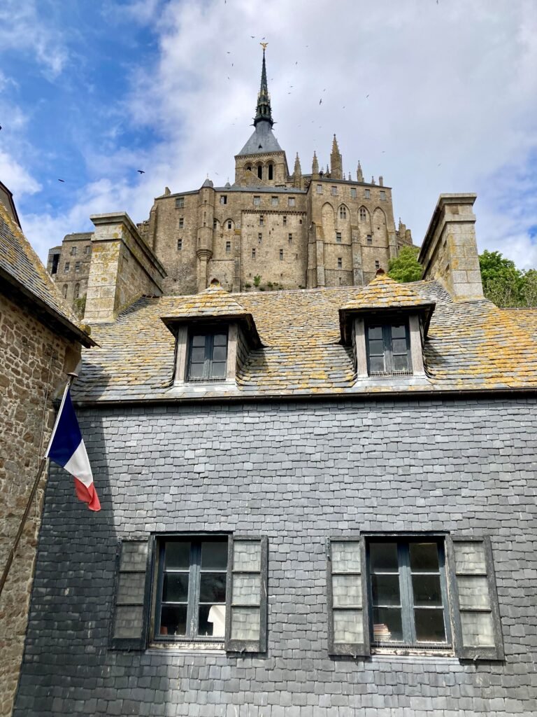 L’abbaye du Mont-Saint-Michel dominant les toits du village, en avril 2024