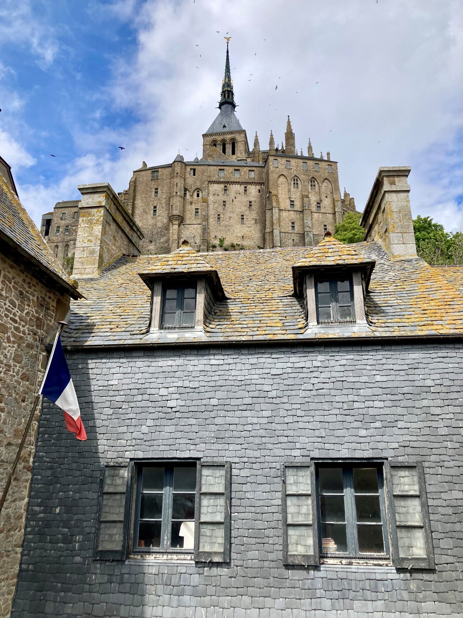 L’abbaye du Mont-Saint-Michel au-dessus des toits du village, en avril 2024