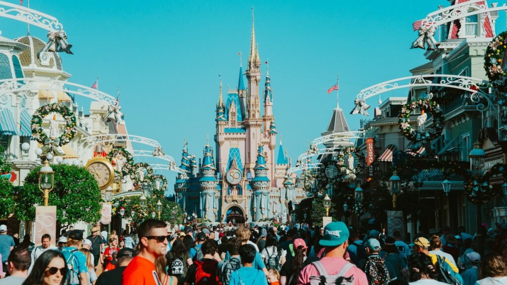 Visiteurs devant le château de Cendrillon à Magic Kingdom, Orlando.
