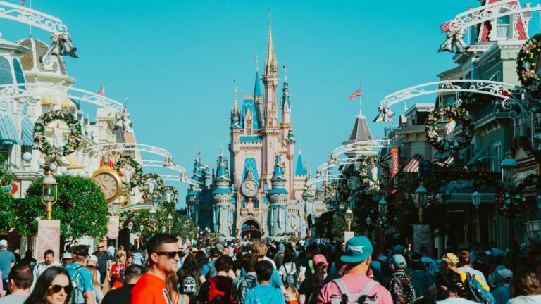 Visiteurs devant le château de Cendrillon à Magic Kingdom, Orlando.