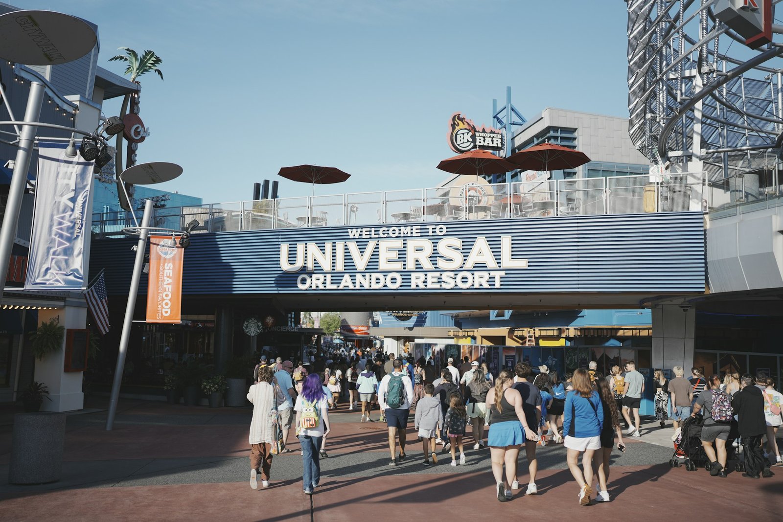 Visiteurs à l’entrée d’Universal Orlando Resort.