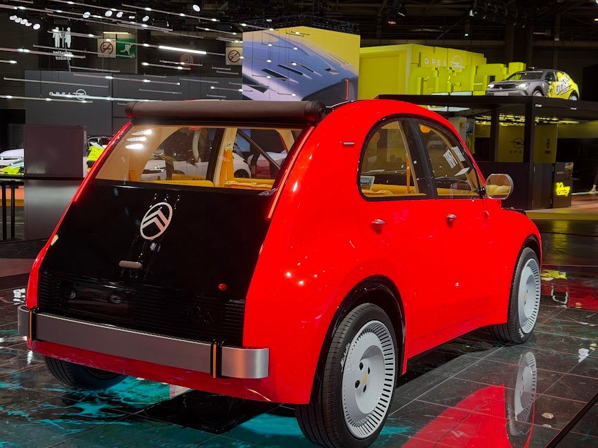 Vue trois-quarts arrière de la Citroën 2 CV Concept rouge et de son toit en toile