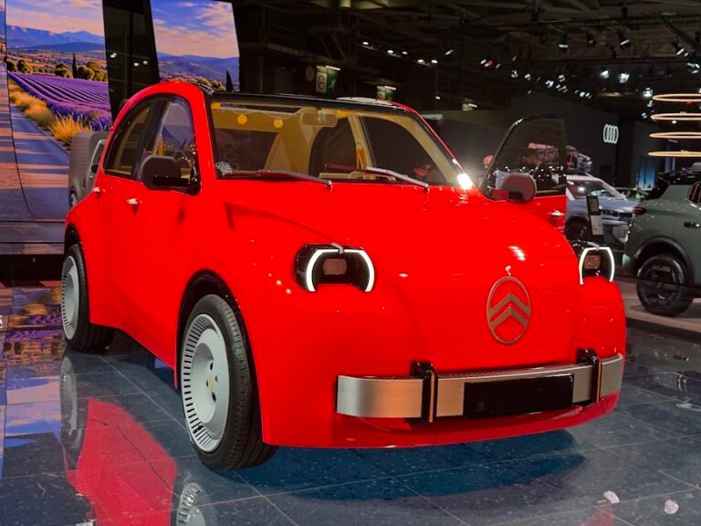 Citroën 2 CV Concept rouge en vue trois-quarts avant au Mondial de Paris 2026