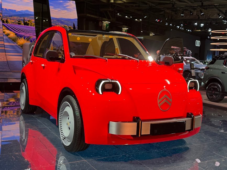 Citroën 2 CV Concept rouge en vue trois-quarts avant au Mondial de Paris 2026