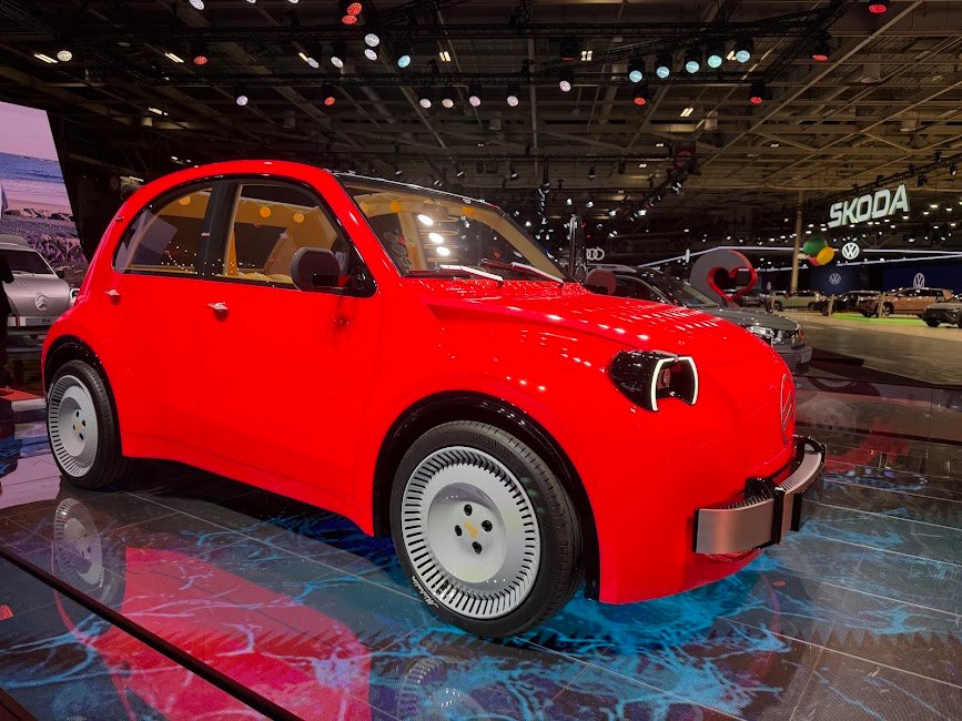 Citroën 2 CV Concept rouge en vue trois-quarts avant, côté conducteur, au Mondial 2026