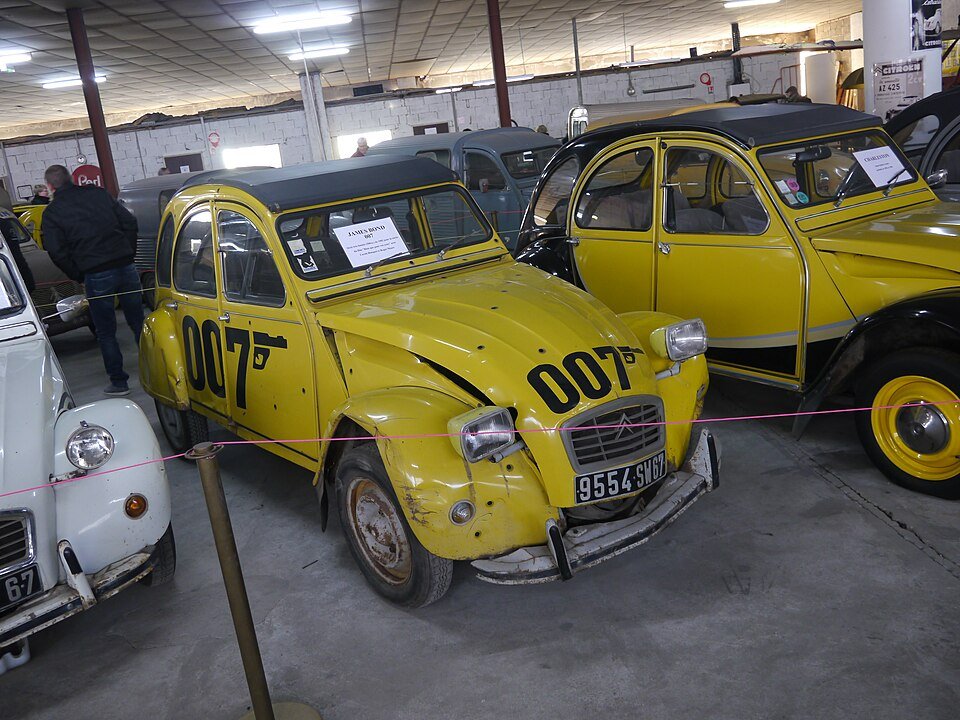 Citroën 2CV jaune portant le logo 007 exposée au musée de Vallerysthal
