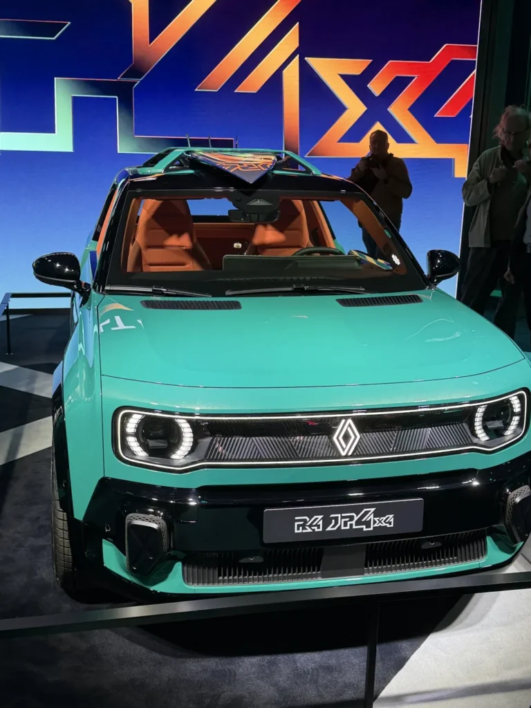 Renault 4 JP4x4 Concept verte avec une planche de surf au Mondial de l’Auto 2026