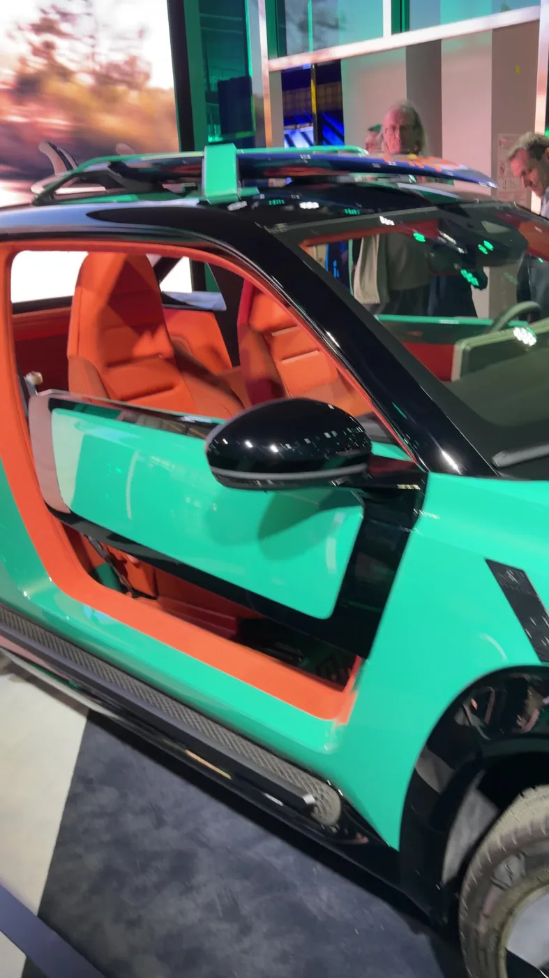 Habitacle orange et porte minimaliste du concept