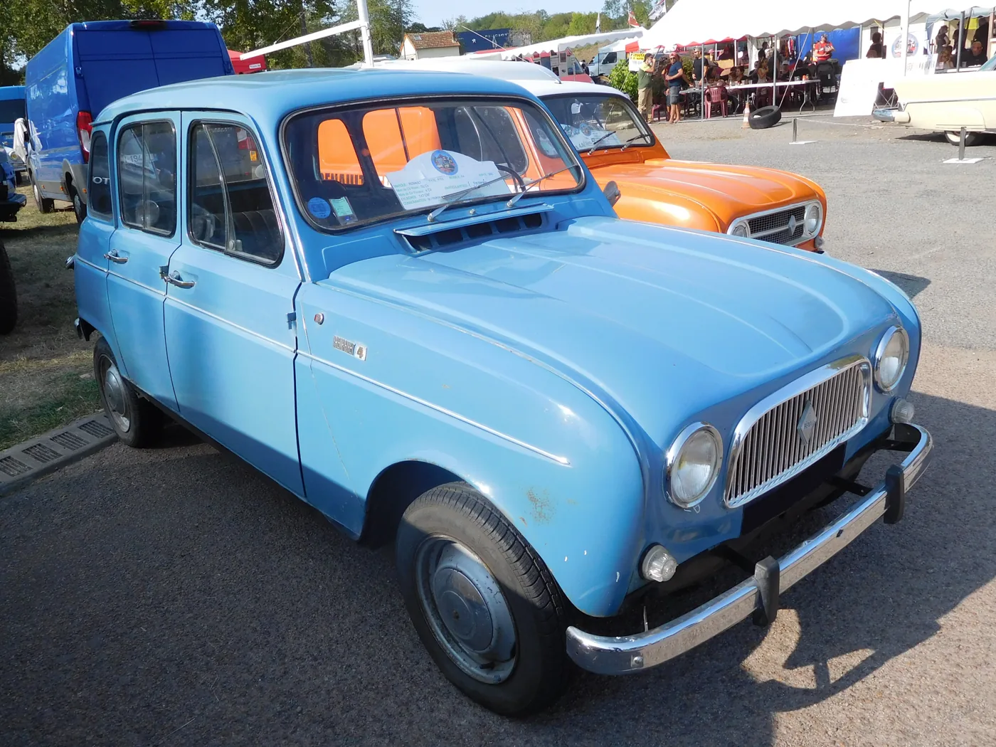 Renault 4 ancienne bleue de 1966 photographiée en 2020