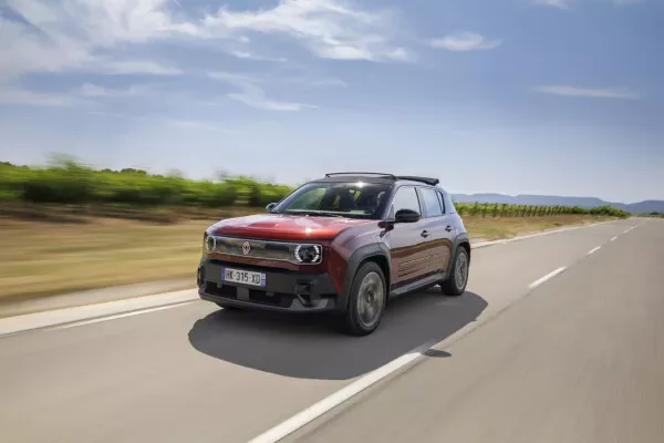 Renault 4 E-Tech electric Plein Sud Rouge Carmin sur une route de campagne